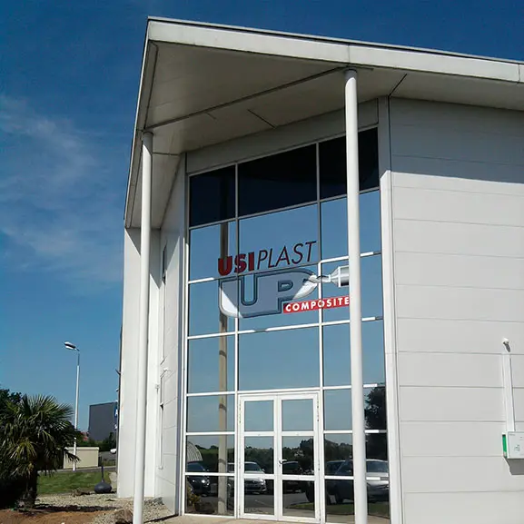 entreprise1 Réalisation enseigne et lettrage Usi Plast par SV Graphic